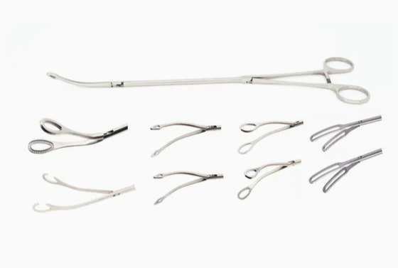 Nagbibihis si Collin ng Straight Sponge na May hawak na Forceps Surgical Instruments